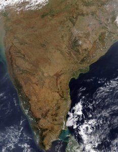 Vista satelital sobre la península india. Sri Lanka es apenas visible bajo la nube en la parte inferior derecha. Crédito: NASA. Ciencia Tierra Geología Oceanografía
